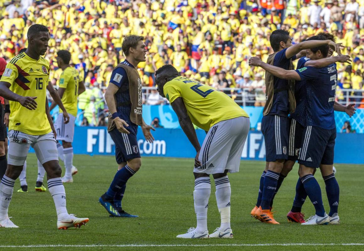 Tras la expulsión de Carlos Sánchez y el penalti a favor de Japón, la selección Colombia buscó el empate que llegaría de tiro libre de Juan Fernando Quintero. Al final los nipones marcaron el segundo gol de cabeza y decretaron la derrota. Foto: Juan Antonio Sánchez, enviado especial. 
