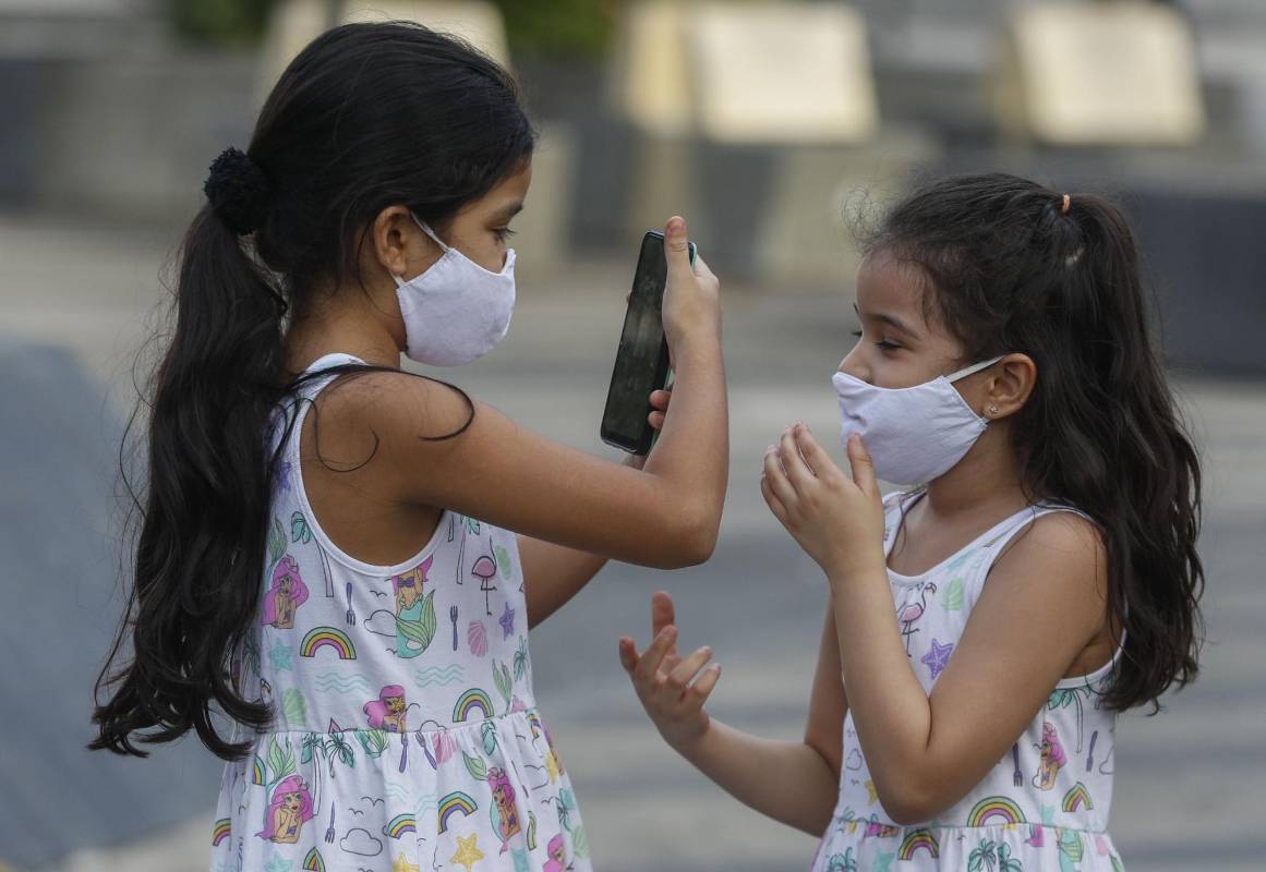 Los niños en la semana podrán salir tres veces de su casa por espacio de 30 minutos, siempre acompañados de un adulto responsable. Foto Manuel Saldarriaga Quintero.