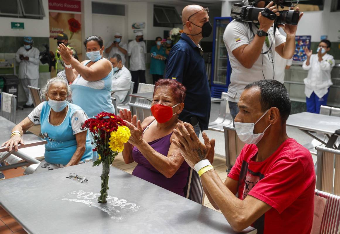 Sorprendidas quedaron las madres en la unidad intermedia la piloto del barrio Manrique de Medellín, cuando llegaron miembros de la policía Metropolitana acompañados de un conjunto de mariachis a celebrarles su día especial. Foto: Manuel Saldarriaga Quintero.
