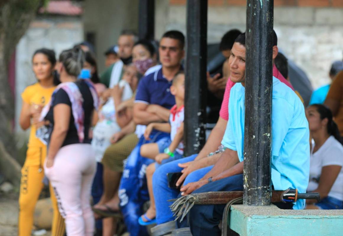 Un deslizamiento de tierra que ocurrió a la media noche del pasado domingo en el municipio de Valdivia cayó sobre un establecimiento comercial donde se encontraban unas 20 personas, según el reporte inicial de las autoridades. Foto: Juan Antonio Sánchez.