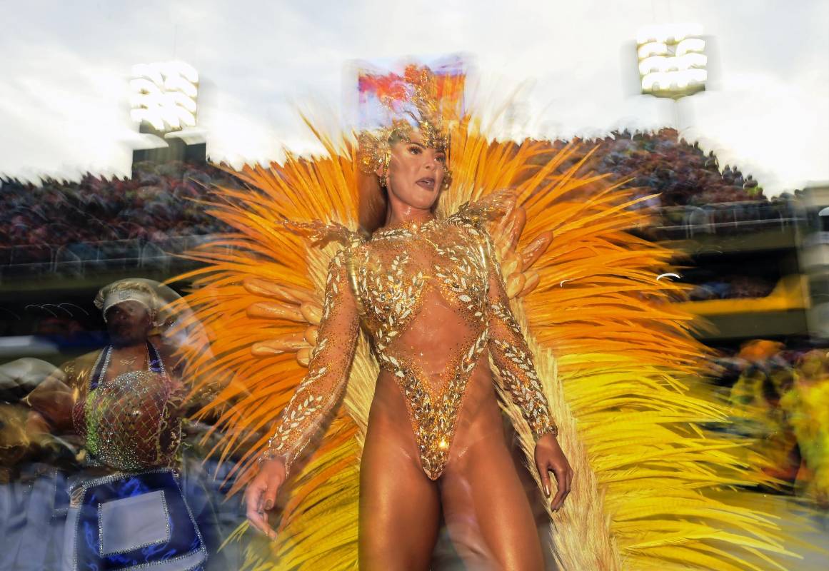 La reina de samba Elaine Azevedo de la escuela de samba Unidos da Tijuca se presenta durante la primera noche del desfile de carnaval de Río en el Sambódromo en Río de Janeiro. Foto: AFP CARL DE SOUZA