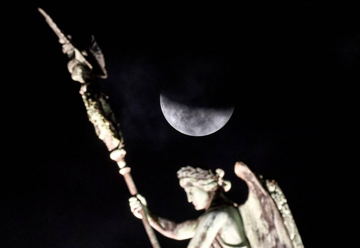 La Luna sobre la Puerta de Brandeburgo, uno de los puntos históricos más importantes de Berlín. Foto: AFP - BRITTA PEDERSEN