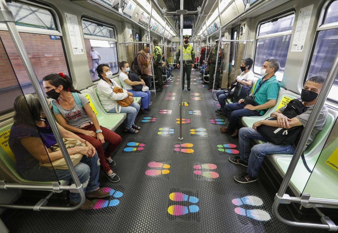 Los trenes que tendrán las huellas con aerosol son los de primera generación, con los cuales el Metro comenzó a prestar servicio comercial hace 25 años. Estos tienen el piso cubierto con un caucho especial. Foto Manuel Saldarriaga