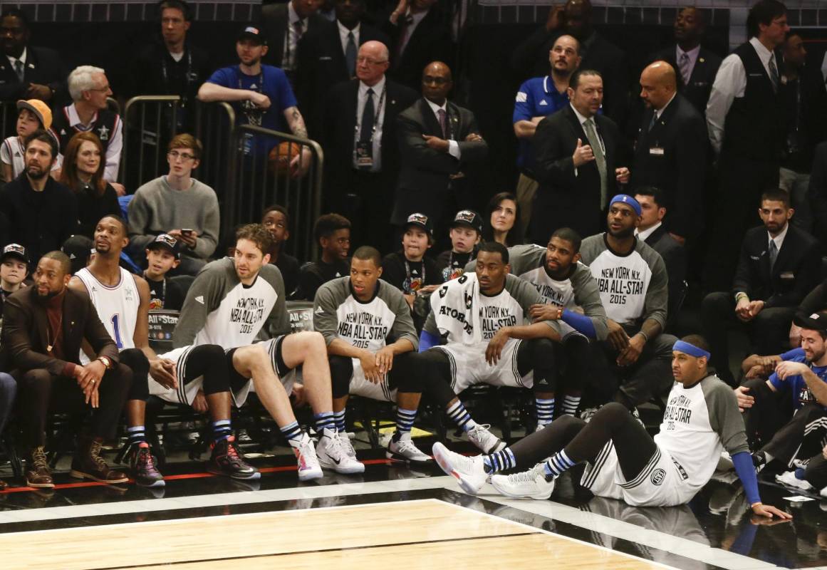 Carmelo Anthony, de los Knicks de Nueva York, a la derecha, observa el juego con sus compañeros de equipo LeBron James, Kyrie Irving, John Wall, de los Wizards de Washington, Kyle Lowry, de los Raptors de Toronto, Pau Gasol, Chris Bosh y Dwyane Wade, de los Heat de Miami. FOTO AP 