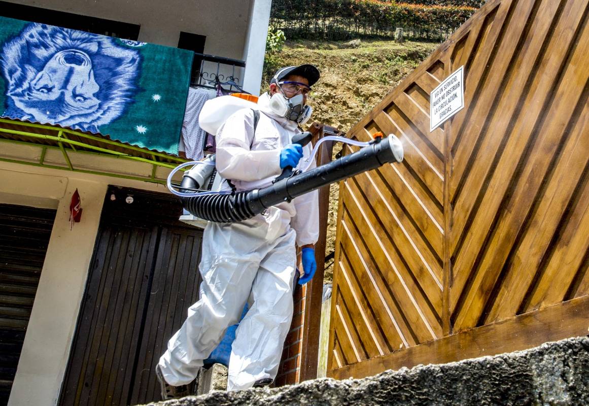Esta limpieza tiene por objeto disminuir la presencia de bacterias, hongos y virus que puedan contaminar las superficies de la ciudad. Foto Juan Antonio Sánchez Ocampo