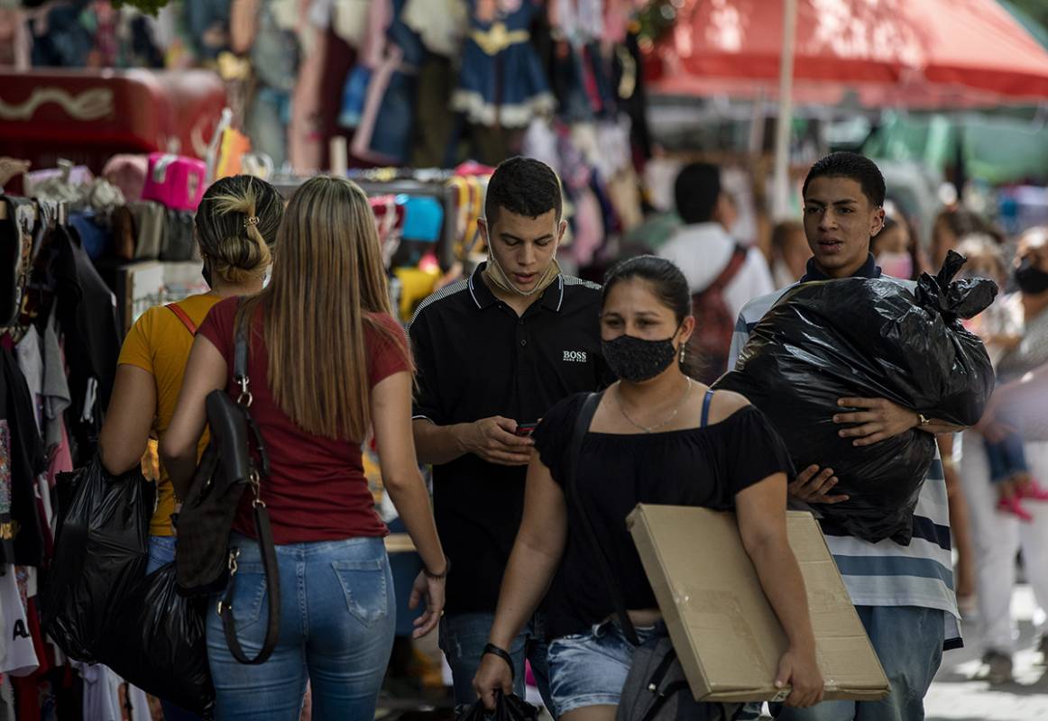 Los comercios formales e informales se preparan para un incremento mayor de las ventas. Preocupan, sin embargo, las aglomeraciones, el mal uso del tapabocas y el poco distanciamiento. Foto: Camilo Suárez