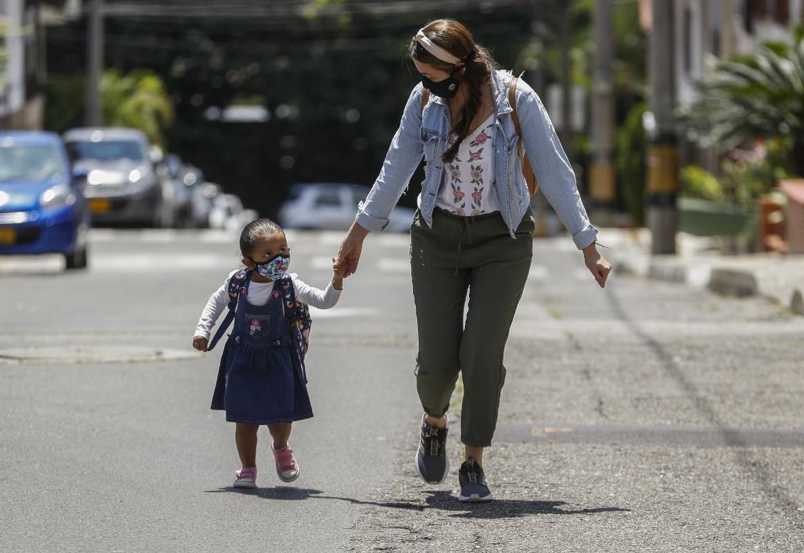 Los niños en la semana podrán salir tres veces de su casa por espacio de 30 minutos, siempre acompañados de un adulto responsable. Foto Manuel Saldarriaga Quintero.