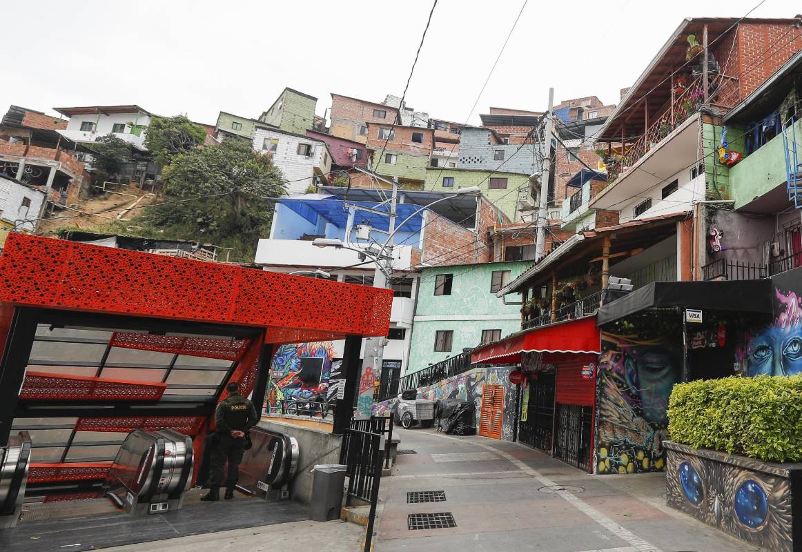 En el barrio La Independencia, de Medellín, donde están las escaleras eléctricas y se realiza el grafiti tour, la gente se resguarda cumplidamente ante el coronavirus y espera el día en que puedan atender de nuevo a los turistas. FOTO MANUEL SALDARRIAGA