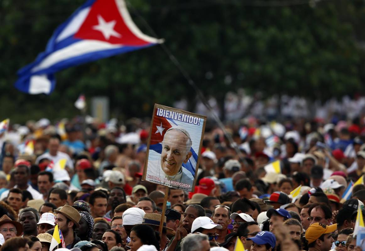 El pontífice celebró la eucaristía este domingo ante miles de cubanos que le esperaban y entre quienes circuló para saludarles más de cerca a bordo de un papamóvil abierto de fabricación cubana. FOTO AP