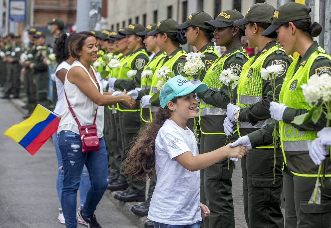 Los marchantes y la ciudadanía en general mostraron su aprecio y respaldo a los policías Foto Juan Antonio Sánchez