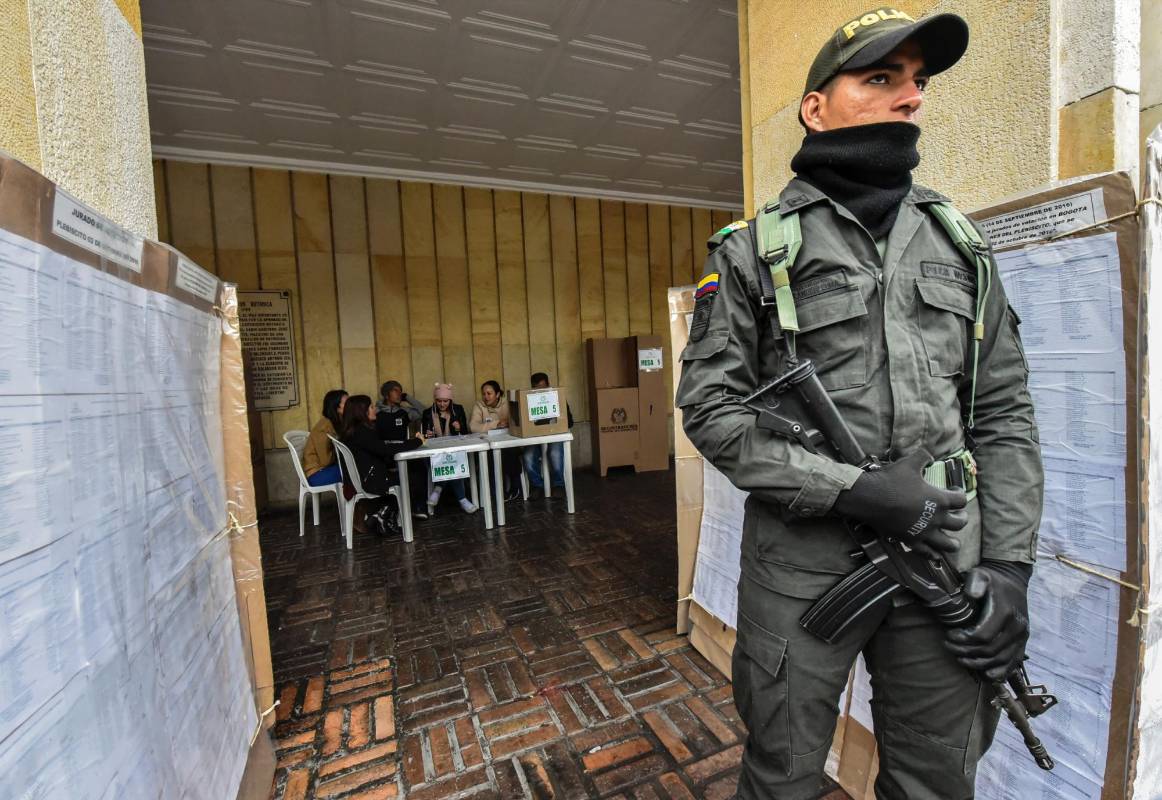 Al informar sobre la situación de orden público, el comandante de las Fuerzas Militares, general Juan Pablo Rodríguez, señaló que la jornada se inició “sin ninguna perturbación”. FOTO AFP