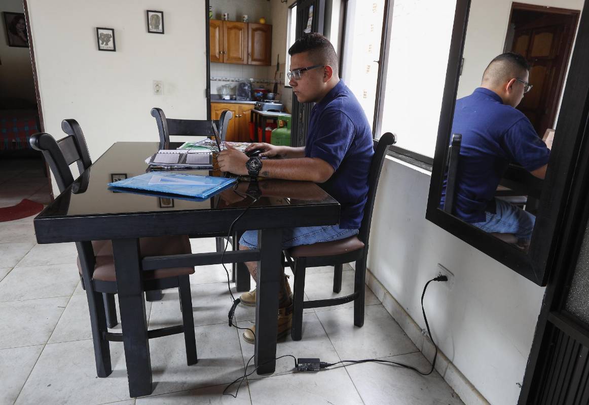 Diferentes formas y espacios utilizan hoy por hoy muchos niños, adolescentes y jóvenes para cumplir con la jornada educativa desde sus casas, ante la pandemia por covid-19, que postergó el regreso a las aulas educativas. FOTO MANUEL SALDARRIAGA QUINTERO