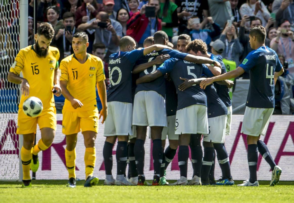 Cuando el partido iba 0-0 el árbitro pidió la revisión de una jugada polémica al VAR, lo que derivó en el cobro de un penalti que representaría el primer gol de Francia, que terminaría ganando el encuentro por 2-1. Foto: Juan Antonio Sánchez, enviado especial