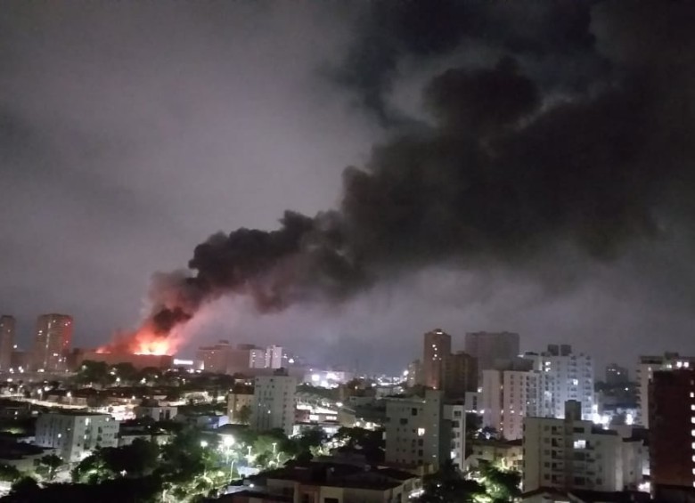 Incendio en el centro comercial Buenavista de Barranquilla. FOTO: @Sergiollanoa