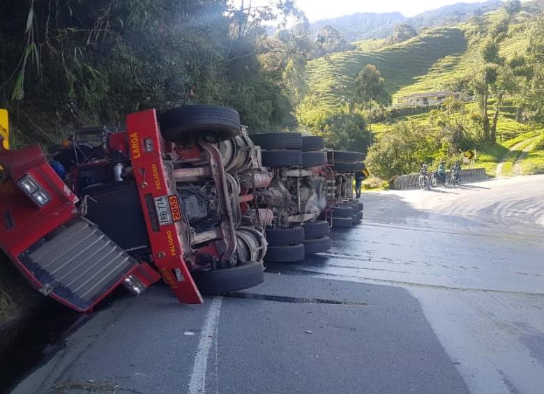 Paso Por Un Carril En Vía Medellín Donmatías Tras Derrame De Químico 8417