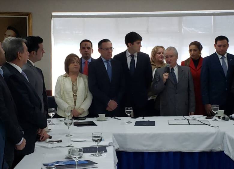 Omar Yepes, nuevo presidente del Directorio Nacional Conservador, junto a otros dirigentes. FOTO Cortesía Partido Conservador