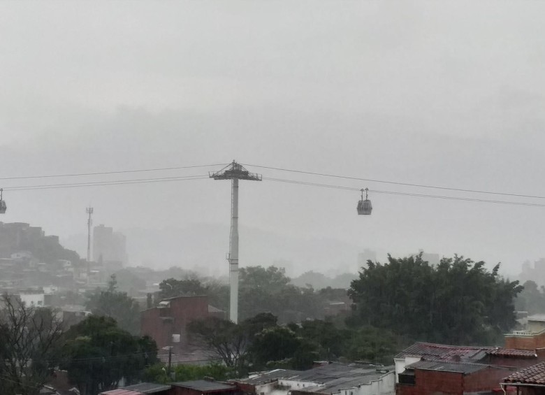 El aguacero de la tarde del domingo provocó suspensión del servicio de varios cales del metro de Medellín. Foto Ferney Arias