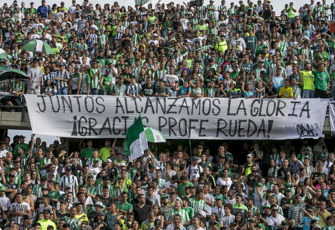 El técnico recordó las victorias y los días de gloria en ese estadio que hoy mismo lo estaba aclamando. Le pidió a la hinchada que pasaran la página y se despidió con un mensaje que a todos tocó el corazón: “soy del verde, soy feliz”. FOTO JUAN ANTONIO SÁNCHEZ