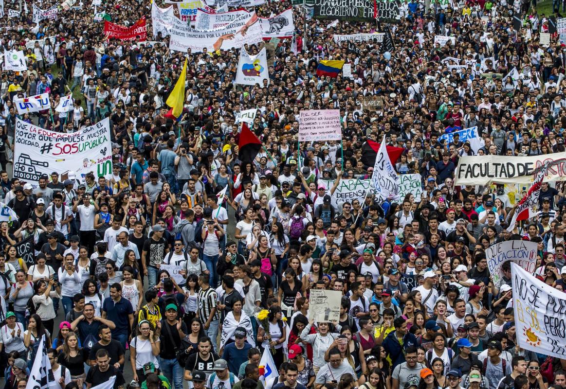 En las principales ciudades de Colombia se realizaron las marchas de los estudiantes universitarios. Foto Jaime Pérez