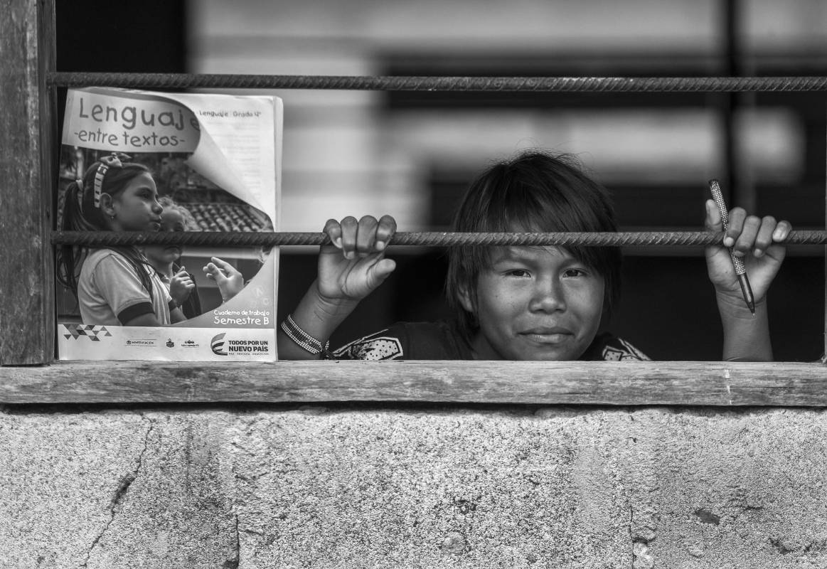 Cada día, 97 niños Emberá atraviesan selvas y ríos para asistir a clases en una zona rural. Foto: Manuel Saldarriaga Quintero.