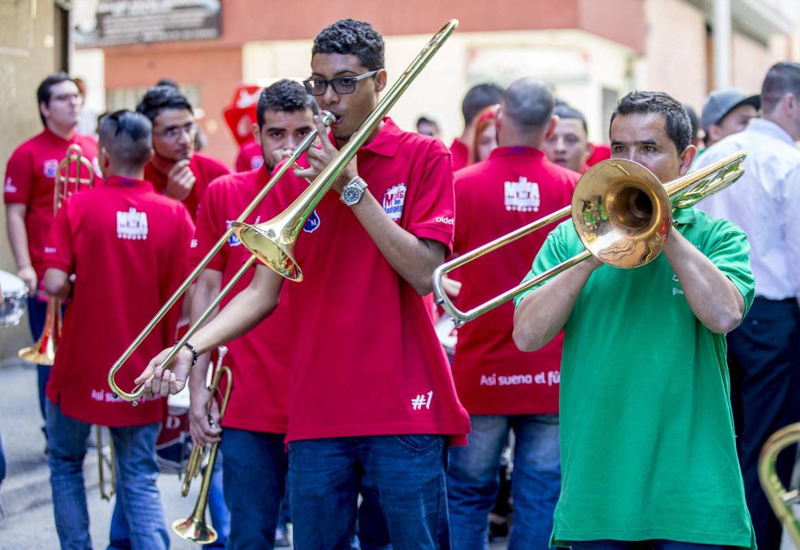 Este concierto de la Semana de la Juventud, en pleno centro de Medelín, sorprendió a las personas que pasaban por el lugar y dio ejemplo a otros hinchas verdes y rojos. FOTO JUAN ANTONIO SÁNCHEZ