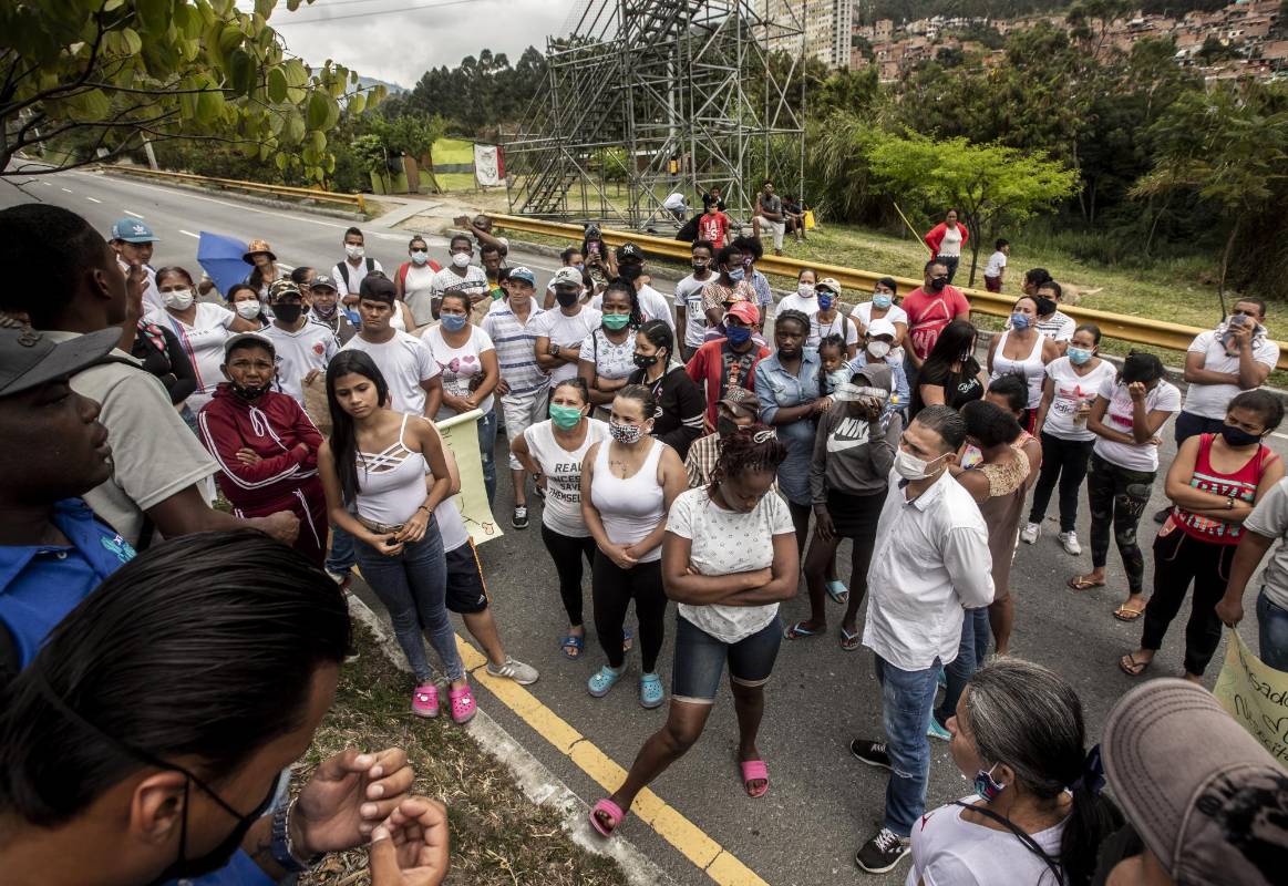 Familias en espera de más ayudas que prometió el Gobierno. Foto. Camilo Suarez