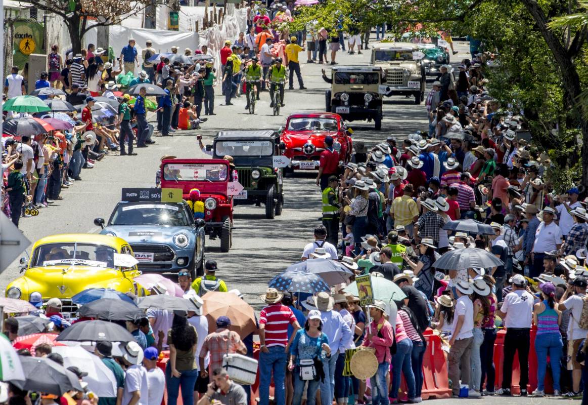 Vehículos de Bogotá, Pereira, Cali e Ibagué, llegaron al desfile. FOTO Juan Antonio Sánchez