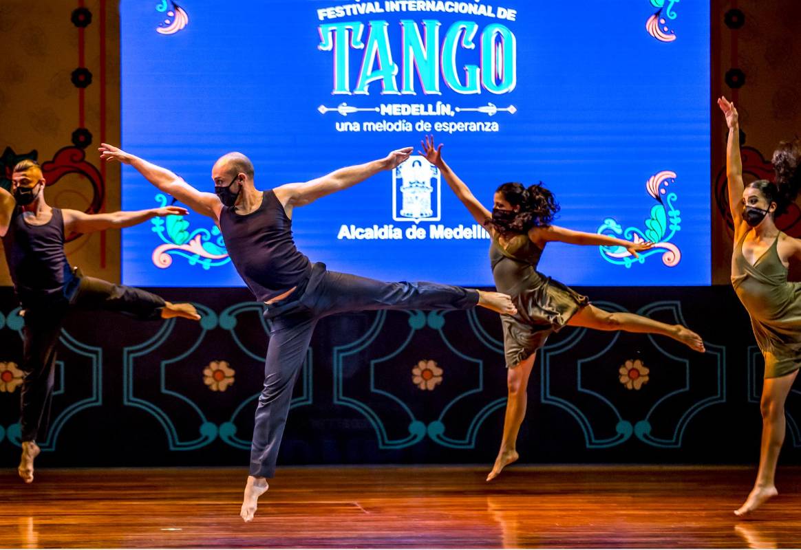 Los bailarines y grupos invitados tuvieron que realizar pasos y montajes que no se acostumbran ver en este género. Foto Juan Antonio Sánchez Ocampo