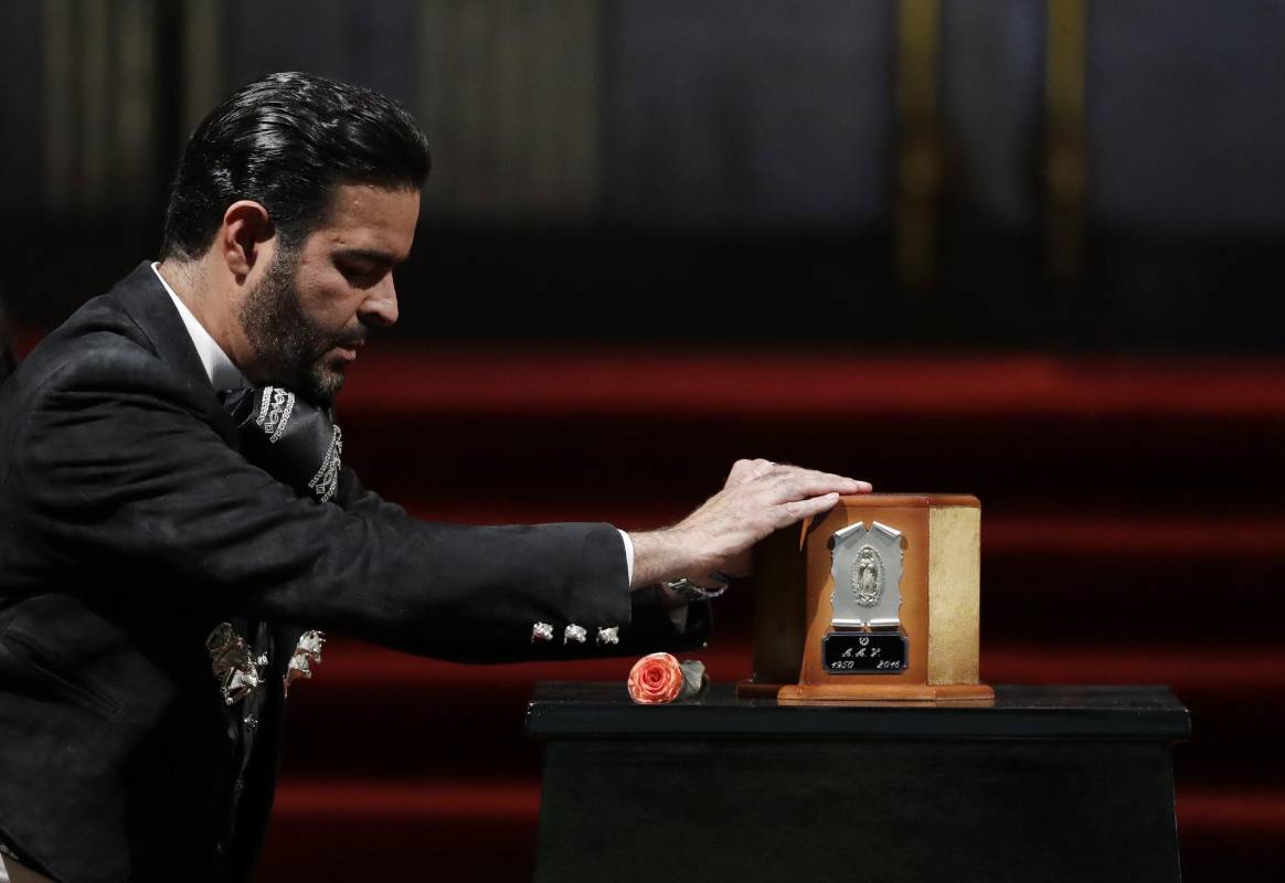 Pablo Montero también cantó ante los restos de Juan Gabriel. FOTO AP