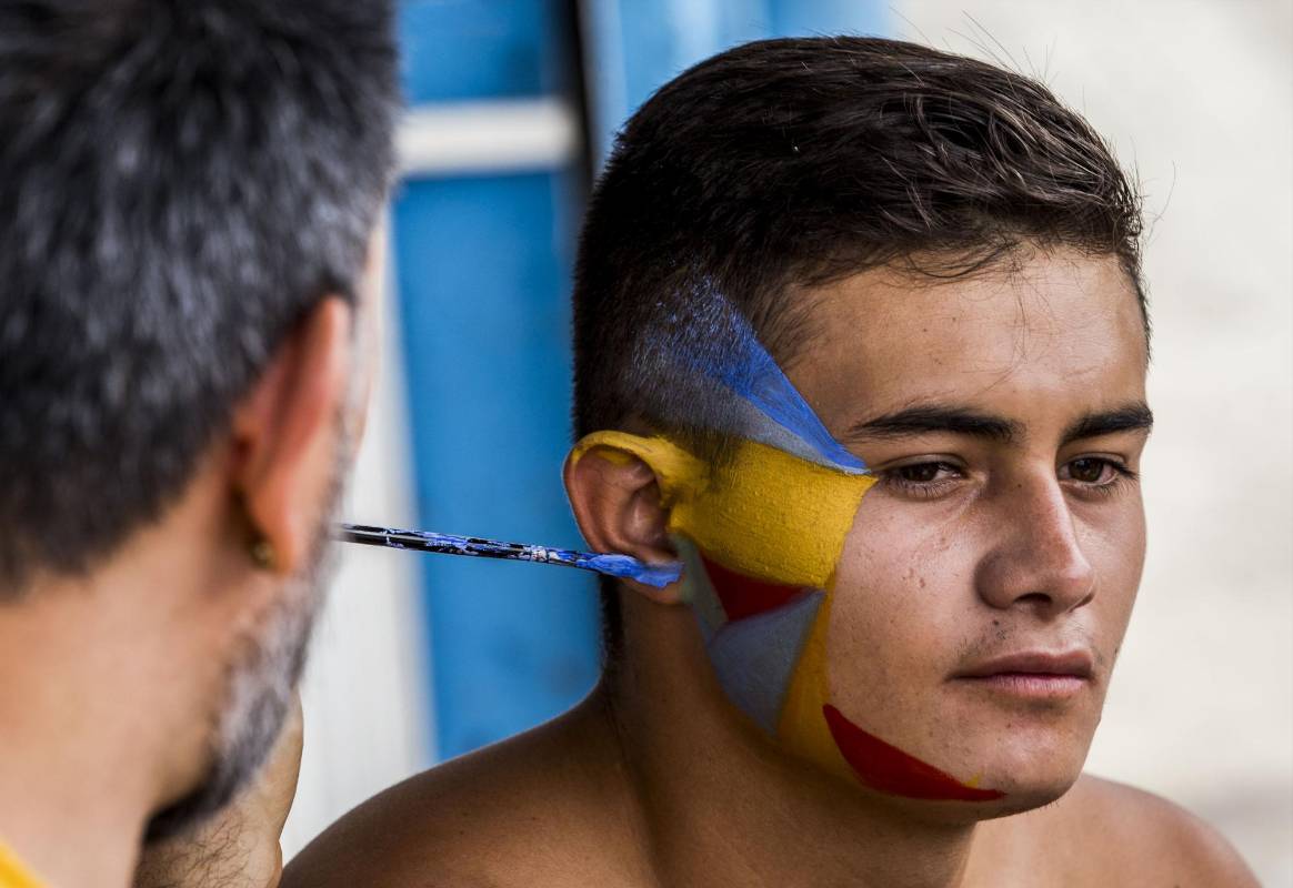 Ginna Escobar (gimnasia), Ana María Rendón (tiro con arco), Daniel Restrepo (clavados), Alejandro Arias (clavados) y Jorge Mario Murillo (natación) participaron de una intervención artística en la comuna 13 en la que sus cuerpos fueron los lienzos. FOTOS JULIO CÉSAR HERRERA