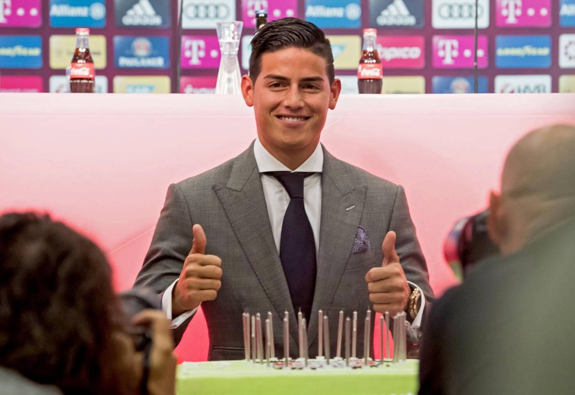 El equipo le regaló una torta y le cantó el cumpleaños feliz en rueda de prensa. FOTO EFE