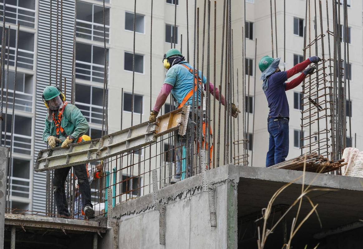 Trabajadores se hacen mas frecuentes en las construcciones, después de que el gobierno nacional permitió que en esta época de cuarentena se reactivaran estas labores para mejorar la economía tanto de los obreros como las constructoras. Foto: Manuel Saldarriaga Quintero