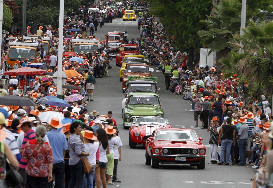 El paso de los carros antiguos y sus versiones nuevas emocionó a miles de antioqueños y turistas que se agolparon en las calles. FOTO DONALDO ZULUAGA