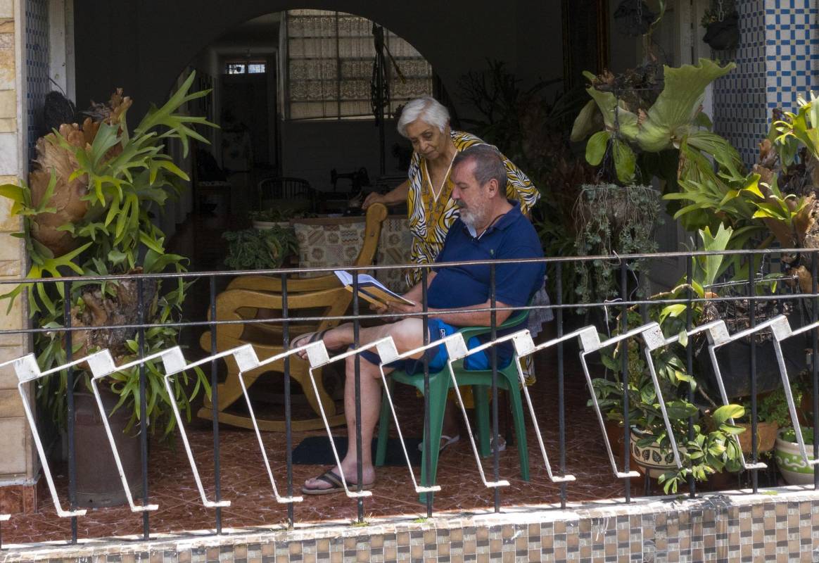 En tiempos de aislamiento obligatorio, la cotidianidad se abre paso en casas y edificios. Asomarse por ventanas, terrazas y balcones es ahora la forma de tener contacto con el mundo. Foto: Manuel Saldarriaga Quintero