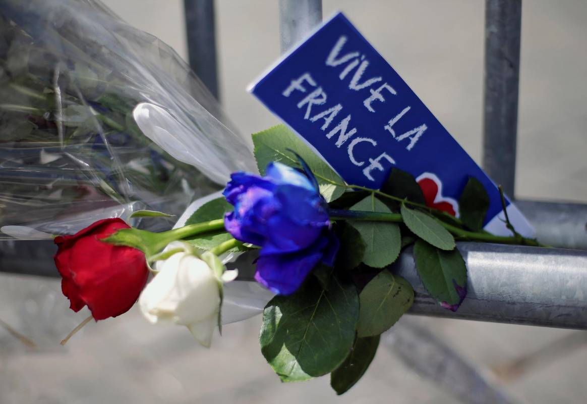 Las ofrendas florales empezaron a llegar al lugar de la tragedia. FOTO REUTERS