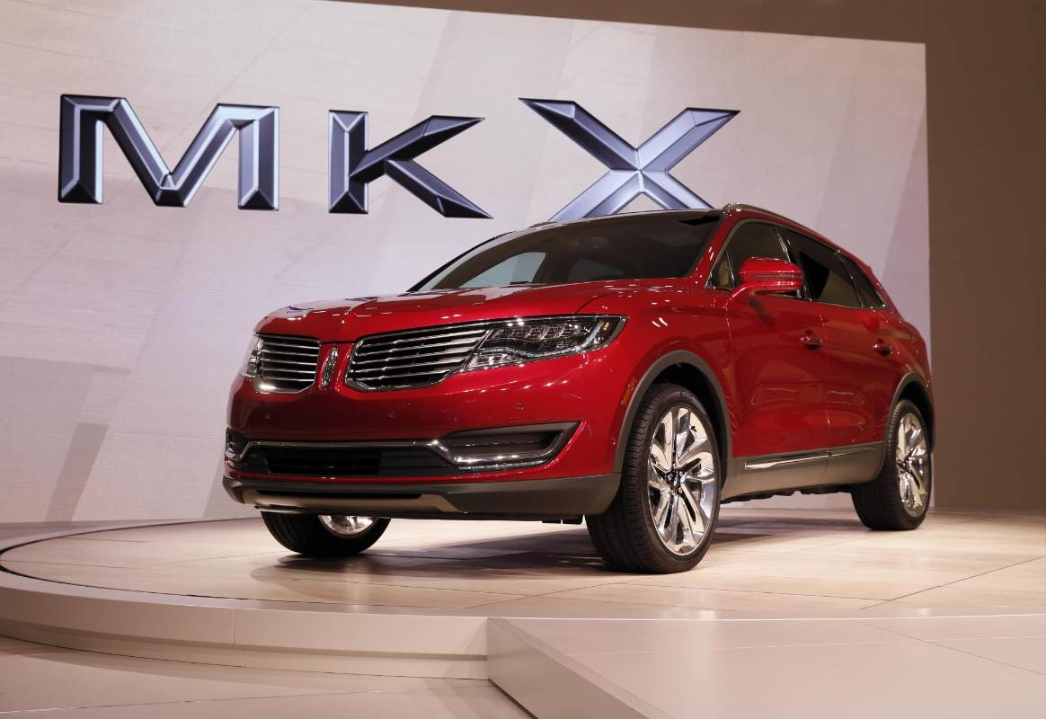 Lincoln presentó en Detroit el nuevo MKX, un todoterreno de lujo de tamaño medio que saldrá a la venta en otoño, un elemento más en el proceso de renovación de la marca. Pero hasta ahora, las ventas de Lincoln han estado muy por debajo de las de sus competidores. FOTO AP