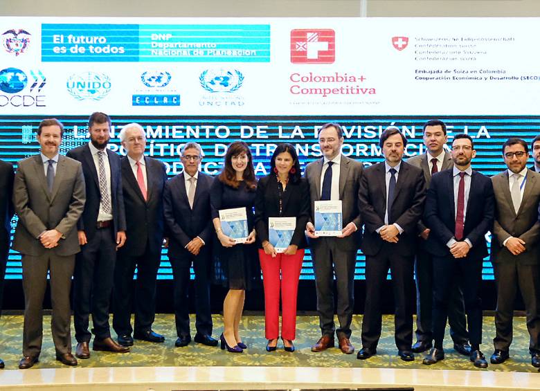 Federico Bonaglia, director adjunto del Centro de Desarrollo de la Ocde (en el centro), junto a la directora del DNP, Gloria Alonso, e invitados al evento. FOTO cortesía dnp
