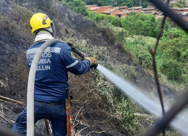 Fueron necesarias tres unidades de bomberos Medellín para controlar un incendio forestal en la parte alta de Calasans, comuna 12, nororiente de Medellín. Fotos: DAGRD