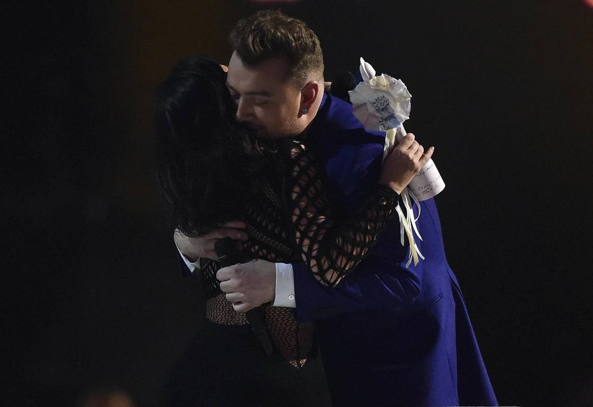 Sam Smith recibió de Kim Kardashian el premio como el artista británico más éxitoso globalmente. FOTO Reuters
