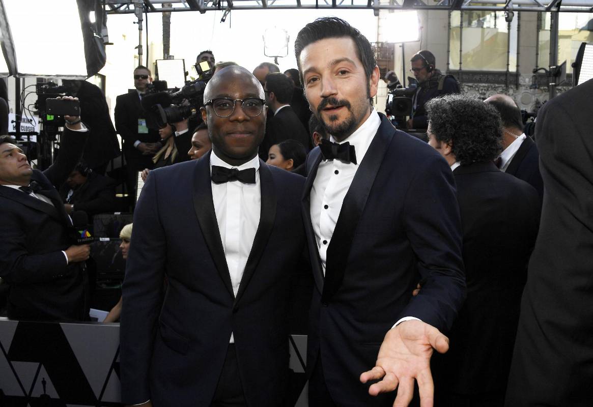 Un saludo a la cámara de Barry Jenkins y Diego Luna. FOTO AFP