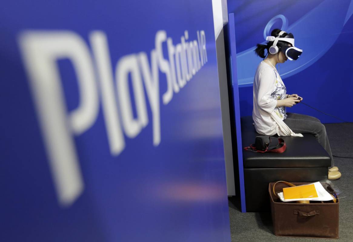 Los visitantes prueban en cualquier rincón la realidad virtual. FOTO AP