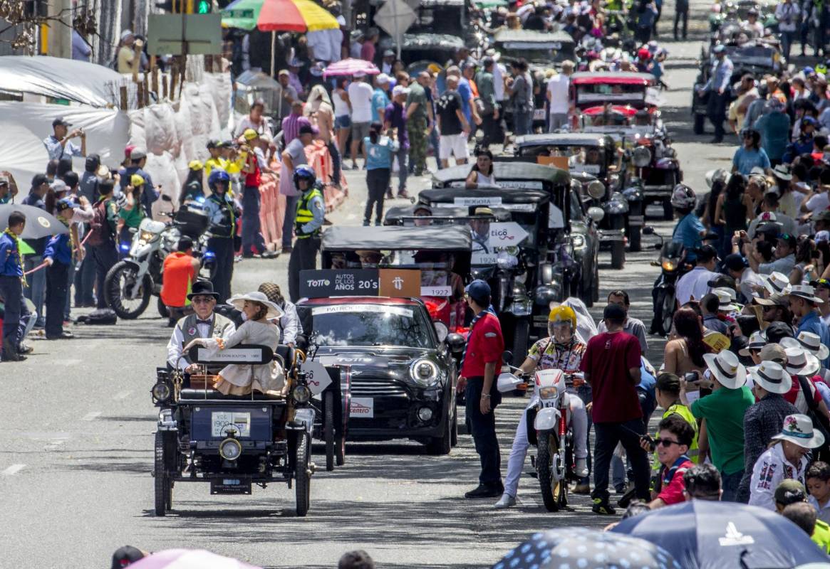 Aquí se ve el De dion Bouton encabezando el desfile. FOTO Juan Antonio Sánchez