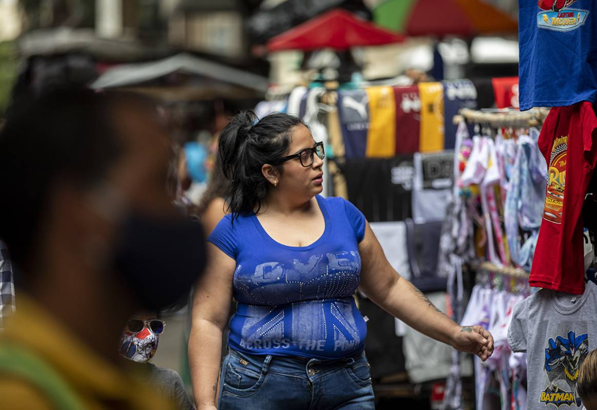 Los comercios formales e informales se preparan para un incremento mayor de las ventas. Preocupan, sin embargo, las aglomeraciones, el mal uso del tapabocas y el poco distanciamiento. Foto: Camilo Suárez