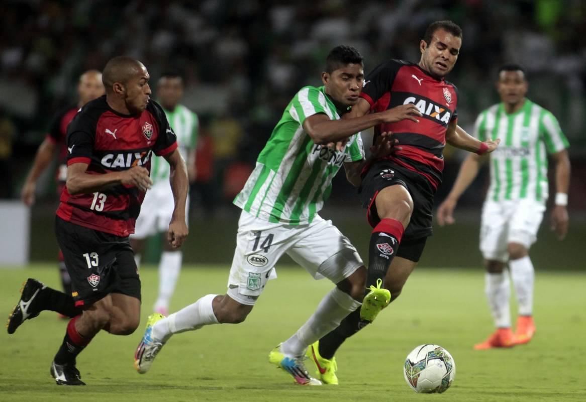 En octavos de final Nacional enfrentó al Vitoria de Brasil. En Medellín empataron 2-2, goles de Bocanegra al minuto 3, Ednei 45´, William 48´ y Luis Carlos Ruiz marcó el empate al minuto 65. FOTO MANUEL SALDARRIAGA. Fecha 1-10-2014