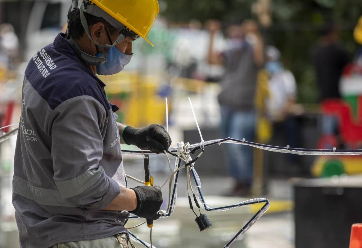 Los trabajadores instalan los arreglos navideños para este fin de año en Envigado. FOTO CAMILO SUÁREZ