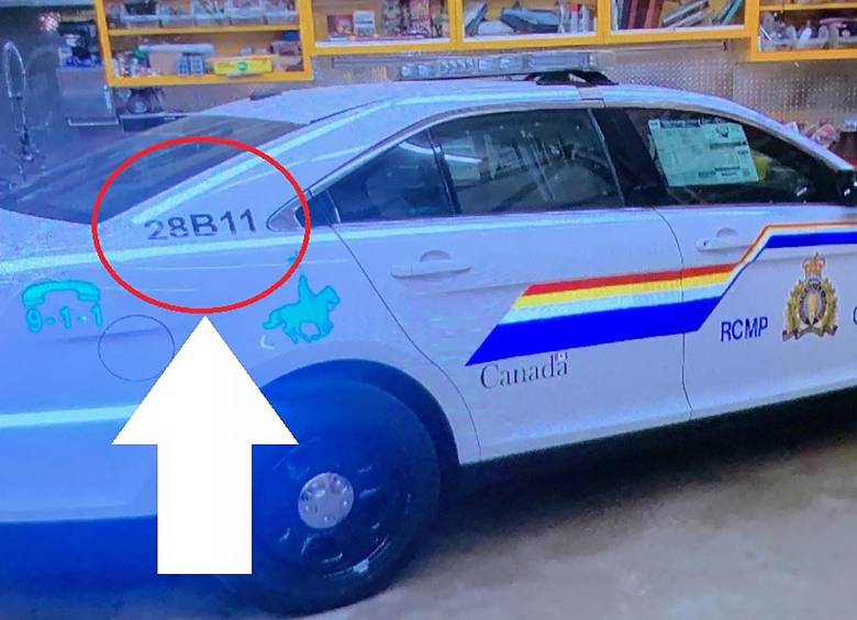 Para ejecutar el crimen, el asesino utilizó un vehículo similar a los de la policía canadiendse, que le siguió la pista hasta darlo de baja. Los motivos de la matanza se desconocen. AFP