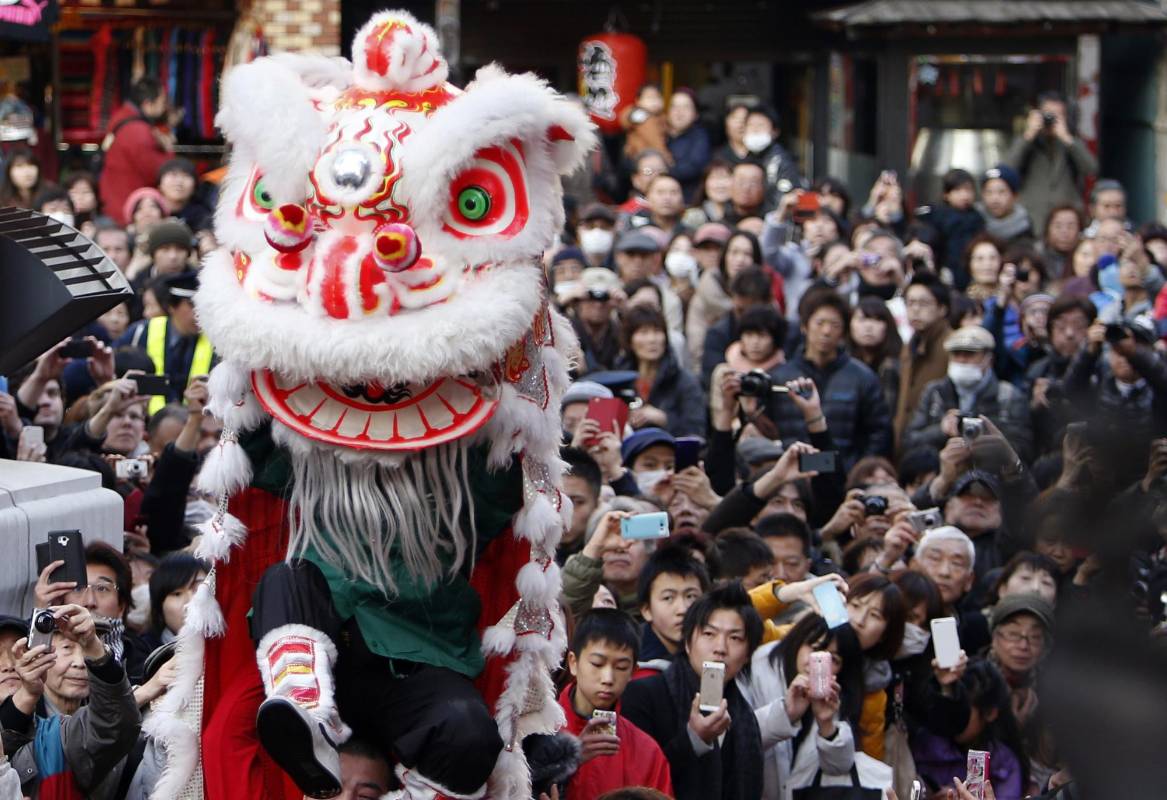 En el sur del país, niños y adultos esperan con impaciencia otra de las grandes tradiciones ligadas a esta festividad, la danza del león. FOTO REUTERS