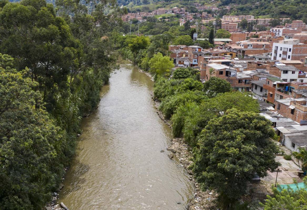 La suspensión de gran parte de la actividad comercial e industriales alivió la carga contaminante. Sin embargo según el Amva los hogares contaminan más. Estas son algunas imágenes entre el municipio de Caldas hasta el municipio de Barbosa. Foto: Manuel Saldarriaga Quintero.