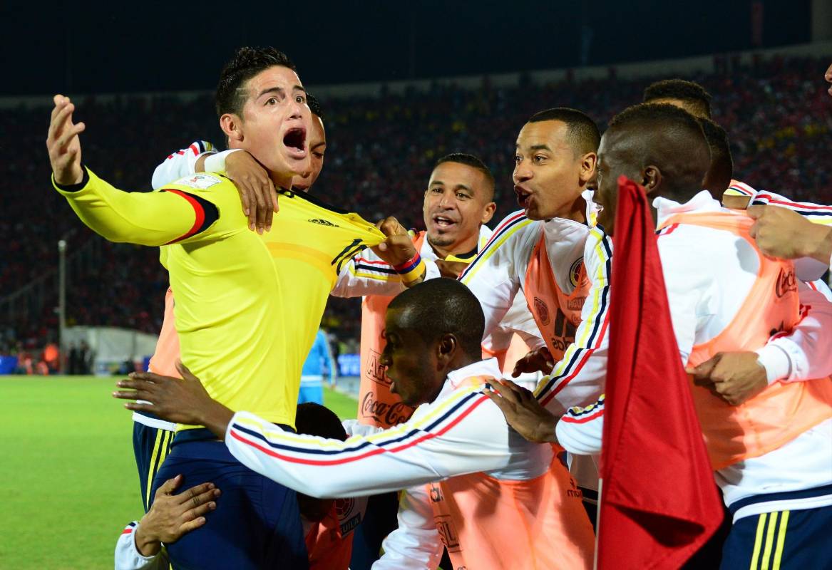 Colombia salió decidido a buscar en el segundo tiempo en campo chileno, y James pudo generar más peligro al moverse más cerca del arco de Claudio Bravo. FOTO AFP