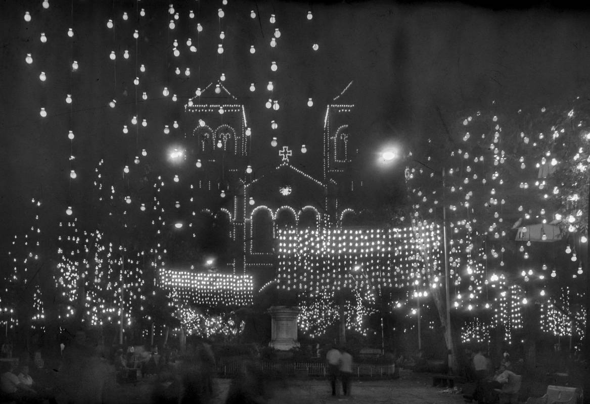 Alumbrado en el parque Bolívar de la cuidad de Medellín en el año 1976. Foto: Archivo El Colombiano